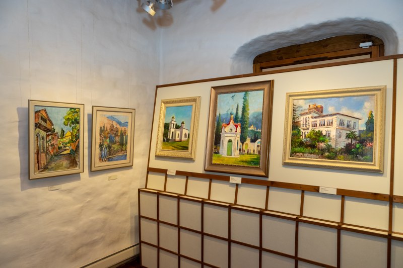 В Псковском музее заповеднике открылась выставка картин абхазских художников из собрания Каманского монастыря Губернатор Псковской области Михаил Ведерников и премьер министр Республики Абхазия Владимир Делба посетили экспозицию Это первая выставка абхазского искусства в музее Возможность её проведения стала результатом переговоров состоявшихся в августе этого года во время визита псковской делегации в Республику Абхазия и монастырь Иоанна Златоуста в селе Каман Выставка продлится до 28 декабря чтовПскове