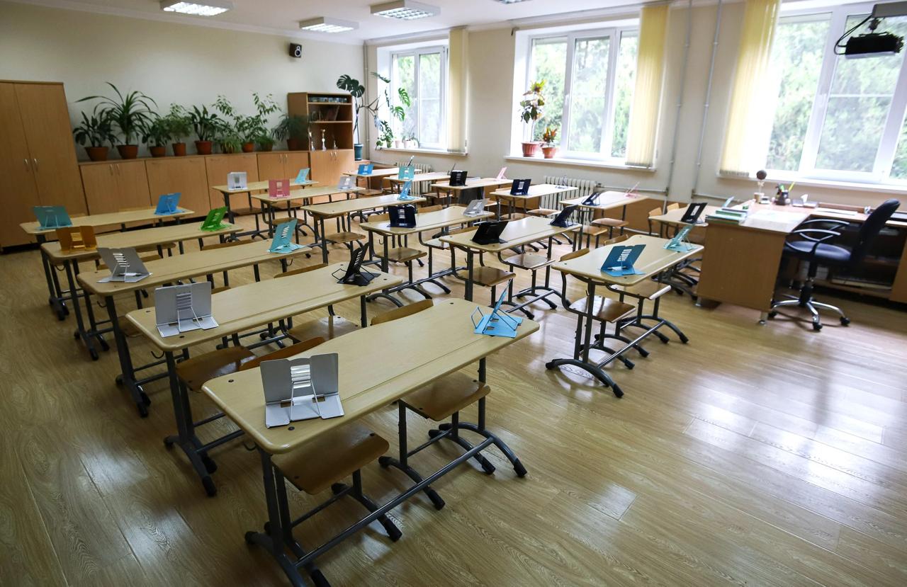 Впервые за 6 лет в России выросло число детей, не посещающих школу. По данным Минпросвещения, их около 6,65 тыс., что на 10% больше, чем в прошлом году. Эксперты подчеркивают - это не тренд, но сигнал: такие дети рискуют остаться без образования и пополнить ряды неграмотного населения.