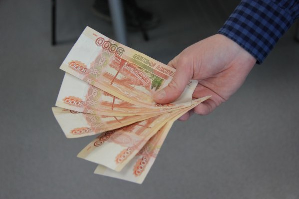 В Свердловской области в 2025 году выросла среднемесячная зарплата. По данным регионального Минэкономики, в январе–феврале она составила 82 356 рублей — почти на 19 % больше, чем в 2024 году. На крупных и средних предприятиях зарплата ещё выше — 90 488 рублей. Больше всех по-прежнему зарабатывают специалисты в сфере IT, связи, машиностроения, металлургии и химической промышленности — их доходы почти вдвое превышают средние по региону. Наибольший рост зарплат наблюдается в производстве напитков, недвижимости, здравоохранении и соцуслугах — от 130 до 138 % к уровню прошлого года. Уралити