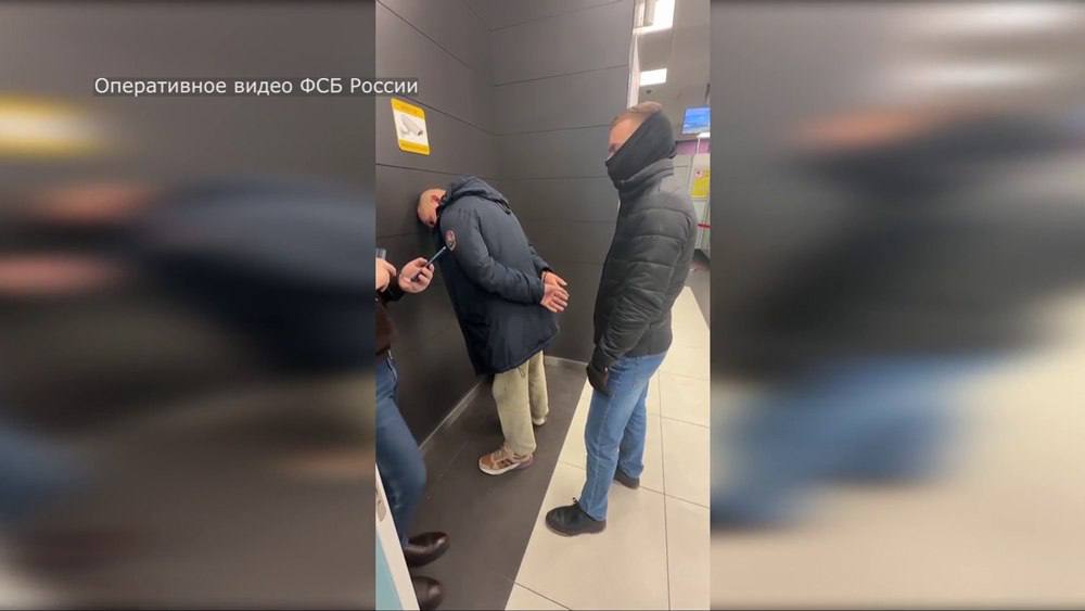 В аэропорту Казани задержан житель Чувашии подозреваемый в покушении на участие в деятельности террористической организации Об этом рассказали в управлении ФСБ по Чувашии По данным следствия 52 летний уроженец Чувашии придерживался террористических взглядов и в мессенджере переписывался с функционерами одной из таких международных организаций Как следует из переписки он подтвердил свою приверженность террористическим взглядам и выразил желание стать активным участником этой организации Для этого мужчина собрался выехать в одно из ближневосточных государств и даже получил сведения о маршруте выезда из России Его задержали сотрудники ФСБ в аэропорту Казани Возбуждено уголовное дело следствие устанавливает иные эпизоды преступной деятельности фигуранта