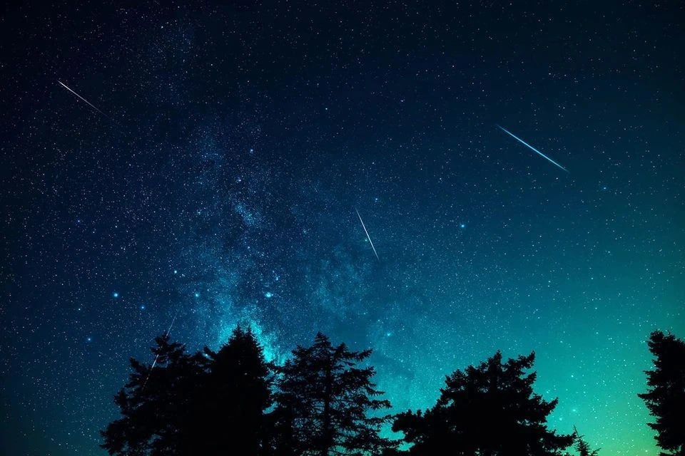 Декабрьский звездопад Геминиды станет самым мощным в этом году Как отметили специалисты в декабре можно наблюдать мощный метеорный поток гигант из созвездия Близнецы Геминиды превосходящие по количеству падающих звезд все остальные ежегодные метеорные потоки включая августовские Персеиды Пик звездопада ожидается в ночь на 14 декабря 120 вспышек в час Область вылета метеоров будет находиться в созвездии Близнецов  Поддержать канал бустами Inst TikTok ВК OK FB