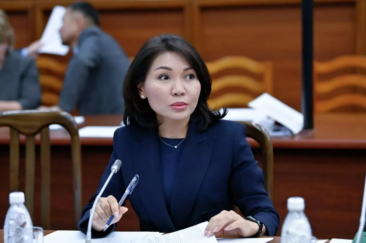 Депутат Сурабалдиева ОПГ завладела пансионатом бизнесмена а затем объект забрали чекисты В Жогорку Кенеше депутат Эльвира Сурабалдиева заявила что предприниматель пожаловался в ГКНБ на захват его пансионата людьми Камчы Кольбаева Однако в итоге объект забрала сама спецслужба По словам нардепа бизнесмен не стал писать заявление так как уже не знает кому верить Имущество не перешло государству и находится в частном владении Генпрокурор Максат Асаналиев сообщил что не владеет информацией по этому факту и пообещал разобраться Он отметил что в надзорный орган поступило 386 подобных обращений и призвал граждан не бояться и обращаться в прокуратуру или правоохранительные органы Подпишитесь на AsiaToday