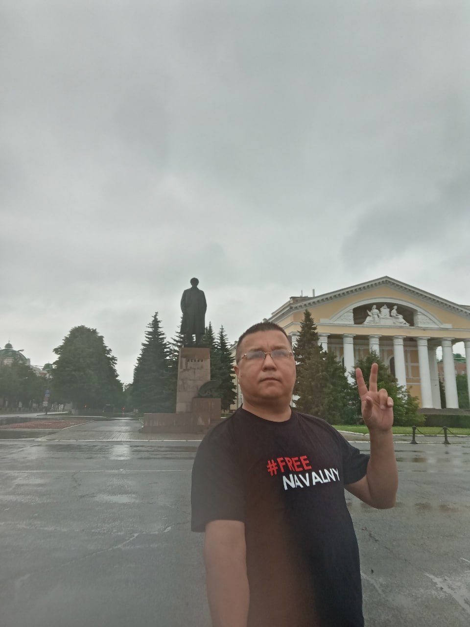 Активиста из Марий Эл Сергея Мамаева отправили в СИЗО за памятные посты о Навальном и возложение цветов Об этом в своем телеграм-канале сообщил журналист Алексей Серегин. Дело против Мамаева было возбуждено 22 июля, ему предъявлены обвинения по ч.2 ст. 282.2 УК РФ — «Участие в деятельности экстремистской организации». По информации «7х7», мужчине ставятся в вину публикации в соцсетях, посвященные памятным датам, связанным с Алексеем Навальным. Так, 4 июня 2023 года активист выложил фото в футболке с надписью «Free Navalny» — в день рождения политика. Уже в том же августе он получил штраф в размере 1 тысячи рублей по обвинению в демонстрации экстремистской символики. Мамаев опубликовал фото в память о Навальном на 40-й день его смерти 26 марта 2024 года, а также еще несколько постов в период 2023-2025 гг. Кроме того, 4 июня этого года он возложил цветы к памятнику жертвам политических репрессий. Статья об участии в деятельности экстремистской организации предусматривает лишение свободы на срок до шести лет. Фото: Сергей Мамаев