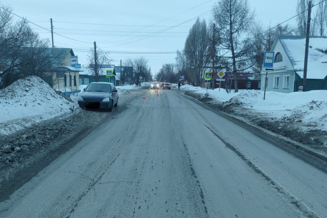 В Бузулуке сбили школьника на пешеходном переходе    В Бузулуке сотрудники полиции устанавливают обстоятельства ДТП на улице 13 Линия, в котором пострадал ребенок.    38-летний водитель автомобиля «Лада Приора» ехал по улице 13 Линия в направлении улицы Белинского. Он сбил 9-летнего ребенка, который направлялся в школу по пешеходному переходу.   Ученика третьего класса доставили в больницу. У него диагностировали сотрясение головного мозга, закрытую черепно-мозговую травму, ушиб левой стопы.    После оказания медицинской помощи юного пациента отпустили домой.