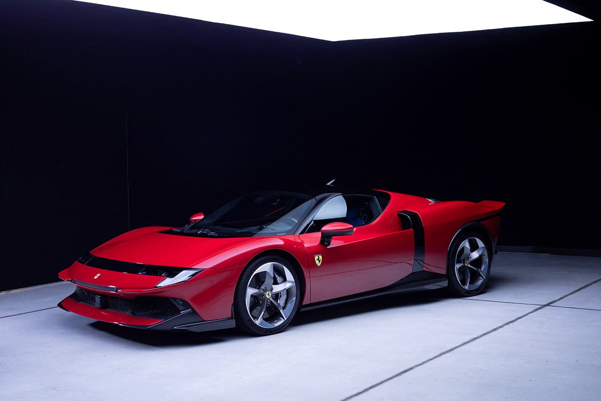 Ferrari представила новый гибрид 849 Testarossa в стиле 1980 х Ferrari представила в Милане новый полноприводный гибрид который заменит SF90 Stradale 2019 года выпуска Новый автомобиль также будет доступен в версии Spider с убирающимся верхом Его 4 литровый восьмицилиндровый турбодвигатель мощностью 830 лошадиных сил расположенный в середине задней части авто работает в паре с тремя электродвигателями что в сумме дает 1050 лошадиных сил это на 50 лошадиных сил больше чем у SF90 Stradale Максимальная скорость автомобиля будет достигать более 330 километров в час говорится в заявлении компании Подписывайтесь sbbytoday