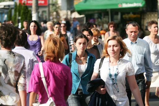 В Молдове за год численность экономически активного населения сократилась на 10% Лишь в первом квартале 2025 года в Молдове зафиксировано сокращение численности экономически активного населения на 9,9% по сравнению с аналогичным периодом 2024 года, составив около 808 тысяч человек, данные предварительного обследования, опубликованы Национальным бюро статистики. Уровень участия в рабочей силе снизился до 40,9%, тогда как годом ранее составлял 44,8%. Средний возраст занятого населения составляет 44 года. Более 50% трудоустроенных — женщины, преимущественно проживающие в городах.