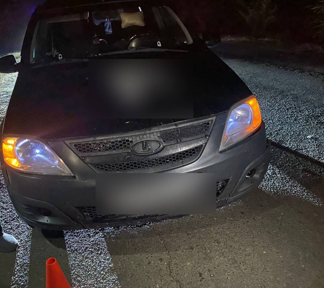 Оренбург Медиа Бастрыкин заинтересовался дорогами под Оренбургом после ДТП с подростком в инвалидной коляске Жители поселка Первомайский Оренбургского района обратились к председателю СК РФ с жалобой на состояние дорожной инфраструктуры На улице Ковалева дорога не оборудована тротуарами отсутствует разметка знаки и освещение Сложившаяся дорожная ситуация опасна для местных жителей что подтверждает факт ДТП которое произошло 7 октября Напомним 65 летний водитель автомобиля Лада Ларгус ехал со стороны улицы Воронова в направлении улицы Горького Около 20 17 часов в районе дома 17 4 по улице Ковалева он сбил 42 летнего пешехода который шел по дороге с инвалидной коляской в которой находился его 15 летний племянник В результате аварии мужчина получил травмы различной степени тяжести подробнее на канале Оренбург Медиа