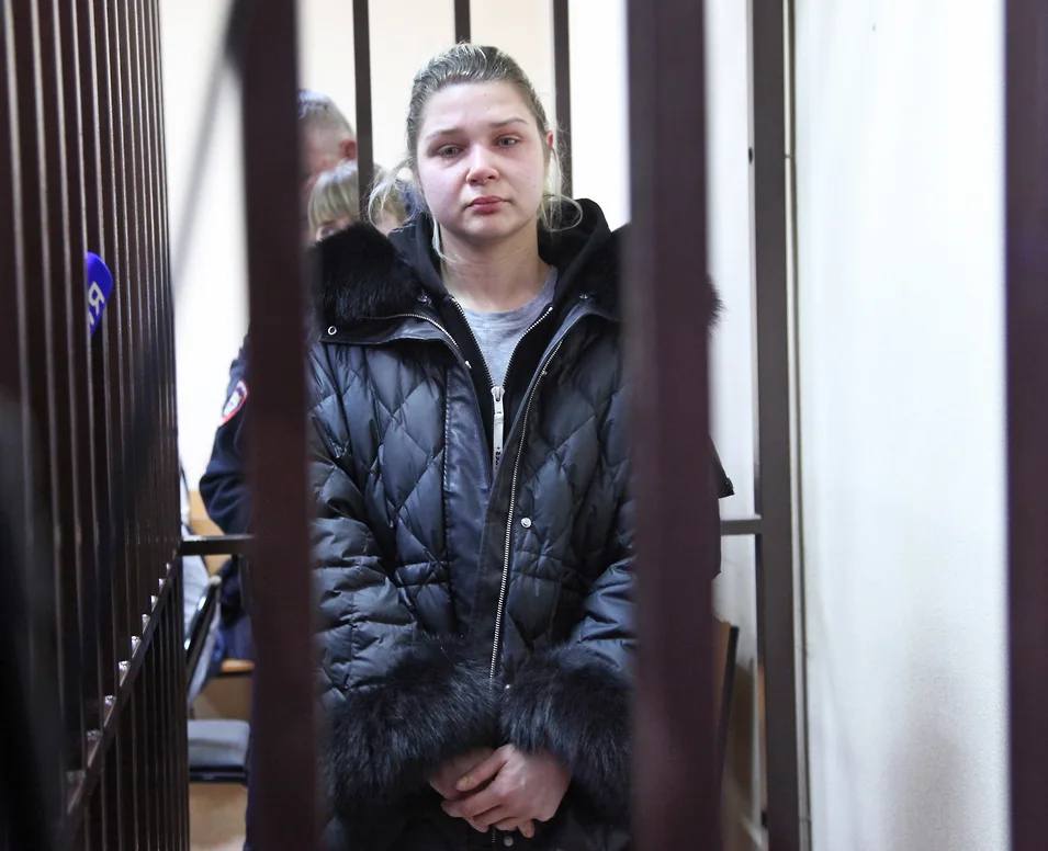 Обвиняемая в убийстве экс мэра Самары останется под стражей до декабря Арест Екатерины Тарховой обвиняемой в убийстве своих дедушки с бабушкой Виктора и Натальи Тарховых продлен до 2 декабря 2025 года Решение принял Самарский районный суд Самары в среду 1 октября Екатерину Тархову задержали в начале февраля после исчезновения бывшего мэра Самары Виктора Тархова и его супруги Натальи Следствие обнаружило в их квартире жировую ткань и кровеносные сосуды пропавших На камеры видеонаблюдения в доме Виктора и Натальи Тарховых попала Екатерина Тархова которая выносила из квартиры бочки для отходов После задержания обвиняемая около месяца не давала показаний но в итоге призналась и сообщила о соучастниках преступления с помощью которых она придумала преступный план отравила дедушку с бабушкой а затем расчленила тела и избавилась от останков Тела пропавших искали на полигоне Преображенка но до сих пор не нашли Следствие считает что Екатерине Тарховой помогли совершить преступление предприниматели Светлана и Дмитрий Метревели Оба объявлены в международный розыск Дмитрий Метревели заочно арестован Екатерине Тарховой вменили убийство и мошенничество с автомобилем бабушки который она продала Мать обвиняемой Людмила Тархова отбывает срок за вымогательство 200 млн руб у зампреда самарской губдумы Александра Милеева Сын Екатерины Тарховой после ее ареста содержался в социальном учреждении но затем опеку над ним оформила его крестная kommersant volga