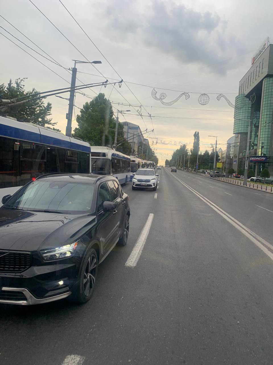 ЧП в Кишиневе. Движение троллейбусов приостановлено в районе круга у Пединститута По данным RTEC, движение троллейбусов остановлено из-за отсутствия напряжения. При этом, автобусы продолжают курсировать.