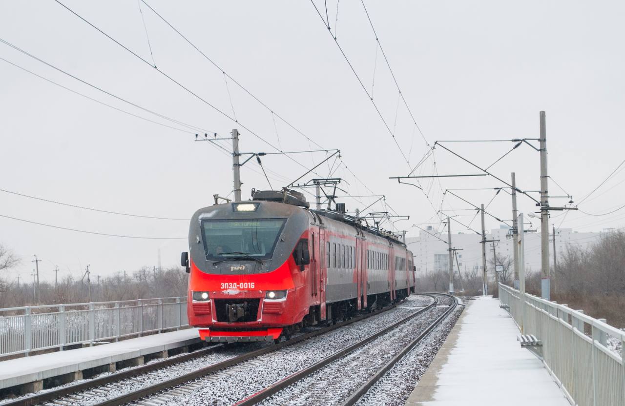 Пригородные поезда в Волгоградской области будут курсировать по расписанию выходного дня 23 февраля Кроме того обращаем внимание пассажиров на другие изменения в расписании движения пригородных поездов 23 февраля   Назначен дополнительный рейс городской электрички Шпалопропитка Волгоград 1  Отменены рейсы пригородного поезда Петров Вал Ильмень и обратно Рейсы пригородных поездов между станциями Волгоград 1 Петров Вал будут перенесены на другие даты Подробнее на сайте ПривЖД