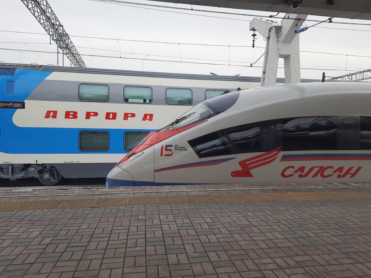 Организация движения дневных поездов Сапсан и Аврора между Москвой и Санкт Петербургом изменится после ввода в эксплуатацию первой линии высокоскоростной железнодорожной магистрали ВСМ в 2028 году Об этом заявил в интервью ТАСС министр транспорта РФ Андрей Никитин Конечно С вводом в эксплуатацию первой линии ВСМ организация движения поездов Сапсан и Аврора действительно будет изменена сказал он По словам Никитина поезда Аврора и Сапсан продолжат работать и будут перераспределены на другие направления Они пойдут на другие загруженные линии может быть до Казани Рассмотрим и другие направления сказал министр Идея построить высокоскоростную железную дорогу от Москвы до Казани обсуждается почти с середины 2000 х годов Первое упоминание проекта ВСМ Москва Казань впервые появилась в 2006 году в официальных планах развития железнодорожного транспорта России как часть более широкого проекта скоростных магистралей включавшего линии Москва Санкт Петербург Москва Берлин и Москва Нижний Новгород ВСМ Москва Казань планировалась как первая в России полноценная высокоскоростная магистраль способная развивать скорость до 400 км ч что значительно превышает текущую максимальную скорость на существующих линиях Изначально рассматривалось не только пассажирское направление но и возможное расширение маршрута до Екатеринбурга и далее до Пекина что сделало бы его частью трансазиатского коридора Идея была включена в стратегию РЖД и Минтранса но конкретные сроки указаны не были Активное продвижение проекта началось в 2013 году когда правительство и РЖД официально анонсировали что линия Москва Казань станет первой ВСМ в России Ожидалось что она сократит путь до примерно 3 5 часов а строительство может начаться уже в 2015 2018 годах Проект даже обсуждался в контексте подготовки к Чемпионату мира по футболу 2018 года когда ожидалось значительное увеличение пассажиропотока Но проект многократно откладывали и пересматривали а планы начать стройку в 2018 году так и не были реализованы Обсуждалось строительство только части линии например до Владимира чтобы затем решить судьбу остатка пути до Казани Даже в 2019 году проект ВСМ Москва Казань не получил окончательного одобрения высшего руководства страны и его развитие снова поставили на паузу одновременно рассматривая альтернативные варианты скоростного сообщения Тогда стоимость строительства ВСМ оценивалась в 1 7 трлн рублей К идее строительства высокоскоростной железнодорожной магистрали до Казани вернулись в 2025 году Во время прямой линии 19 декабря президент России Владимир Путин заявил что проект строительства высокоскоростной железнодорожной магистрали между Казанью и Москвой будет реализован Об экономическом эффекте и импульсе для развития инфраструктурных проектов которые ВСМ Москва Казань может создать и для Татарстана и для всех регионов по территории которых она будет проходить можно прочитать в нашем предыдущем материале