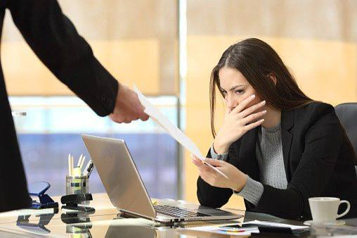  В Госдуме хотят снизить НДФЛ для работников до 35 лет Соответствующее обращение направлено главе Минфина Антону Силуанову. Авторы инициативы отмечают, что, несмотря на общий низкий уровень безработицы в стране, среди молодежи 20-24 лет этот показатель составляет 12,5%, и многие молодые специалисты сталкиваются с трудностями при поиске работы, даже в условиях кадрового дефицита. “Представляется целесообразным предложить рассмотреть вопрос об установлении пониженной ставки НДФЛ на уровне 8% для граждан до 35 лет”, — следует из письма. Глава думского комитета по развитию гражданского общества Яна Лантратова убеждена, что уменьшение налоговой нагрузки послужит важным стимулом для молодежи, создавая благоприятные условия для профессионального роста.