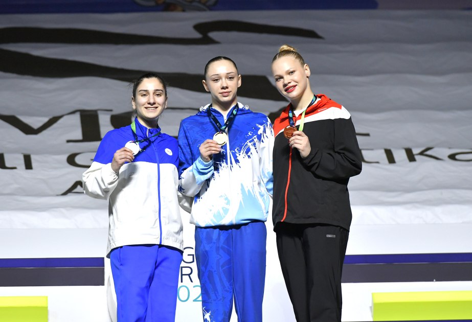 Азербайджанская гимнастка завоевала серебряную медаль на Кубке мира в Баку Азербайджанская батутистка Сельджан Махсудова завоевала серебряную медаль на этапе Кубка мира завершающимся сегодня в Баку Oна набрав в финале индивидуальных соревнованиях 56 44 балла удостоилась второго места Отметим что в турнире принимают участие 66 летающих гимнастов из 6 стран cbctvaz