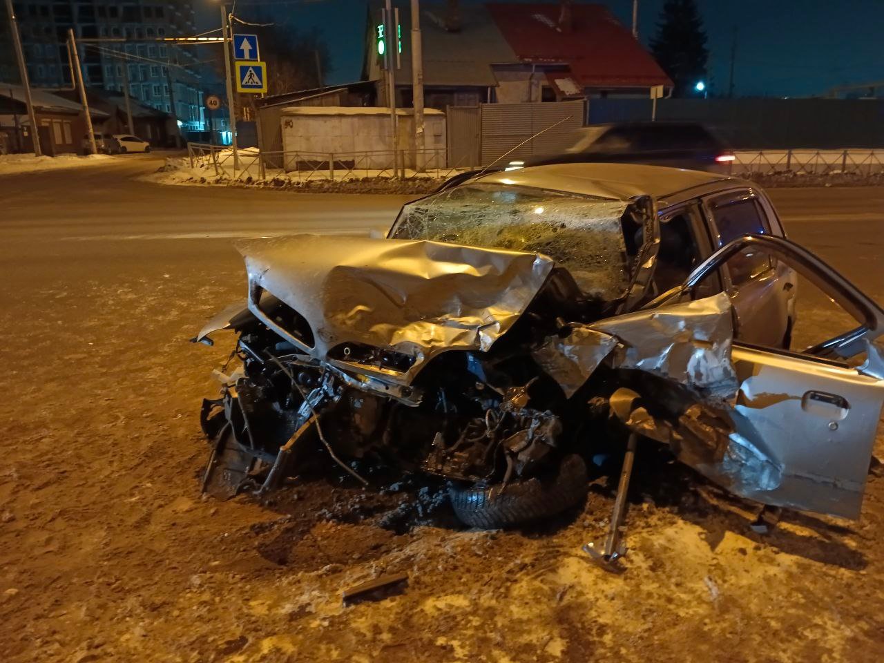 Один человек погиб, несколько пострадали в ДТП в Новосибирске   Смертельная авария произошла рано утром в  Октябрьском районе Новосибирска.   По данным ГАИ, 23-летний мужчина на «Ниссане» около дома 304 на улице Кирова врезался в «Мерседес», который остановился на запрещающий сигнал светофора.  В результате ДТП пассажир автомобиля «Ниссан»  2001 года рождения получил смертельные травмы, в медицинское учреждение доставлены водители и девушка из автомобиля «Ниссан».   Подписаться  Прислать новость  Помочь бустами