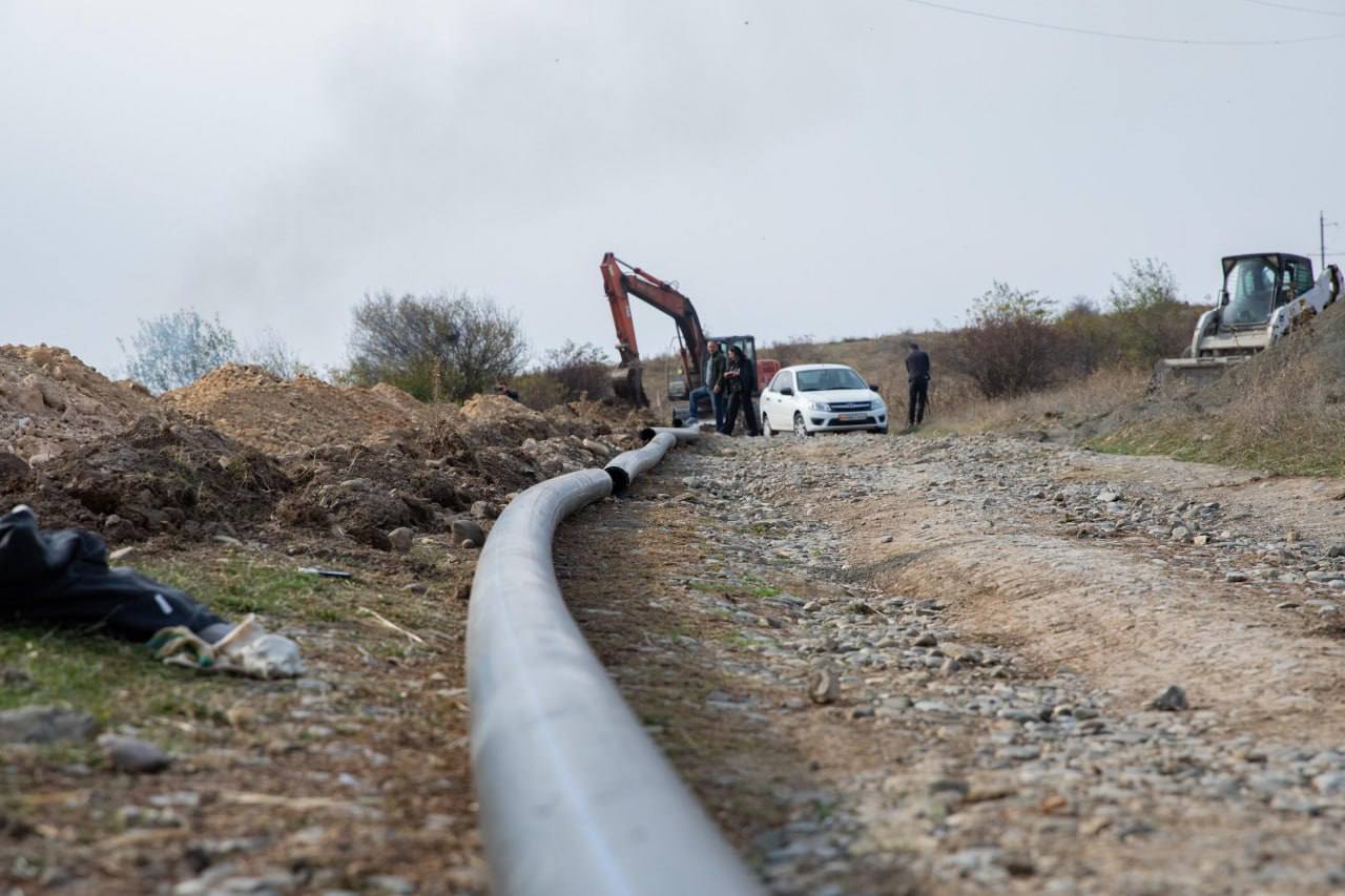 Село Ларгвис Ленингорского района Южной Осетии обеспечили питьевой водой.  В селе впервые появилась центральная водопроводная линия протяжённостью 1500 метров, сообщила Sputnik руководитель пресс-службы района Анжела Кокоева.  В селе продолжительное время не было питьевой воды, сельчане вынужденно пользовались привозной водой - как для питья, так и для хозяйственных нужд.  "Проведение работ было затруднено сложными рельефными условиями высокогорья и отдаленностью, но в кратчайшие сроки нам удалось смонтировать трубы водоснабжения, дальше жители самостоятельно подведут линии к своим домам",-  передает пресс-служба слова директора УЖКХ  района Алексея Хачирова.   В селе проживает порядка 10 семьей, которые теперь смогут полноценно пользоваться коммунальными ресурсами.  Sputnik-Ossetia