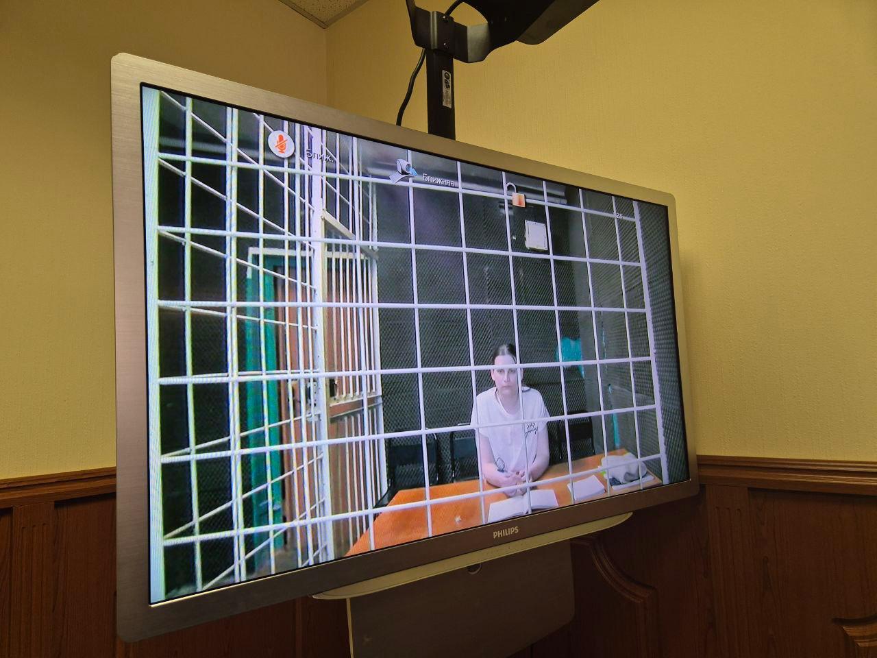 Суд запросил для трансгендерной женщины из Вологды четыре года колонии из-за репоста видео в соцсетях 1-й Западный окружной военный суд в Петербурге запросил для 37-летней Ольги Сивушковой реальный срок по статье об оправдании терроризма 205.2 УК РФ , сообщила «Бумага» . Девушку преследуют из-за репоста видео с юристом Марком Фейгиным . Кроме того, по версии следствия, она поддерживала «Легион „Свобода России“» и переписывалась с его участниками. Сивушкову задержали зимой 2025 года. Она находится в СИЗО Вологды, где из-за давления ФСИН держала голодовку. — Признаны властями РФ иноагентами. — Признан террористической организацией и запрещен в РФ. Подписаться Помочь RusNews