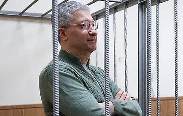 Против экс-замглавы Минобороны Тимура Иванова завели новое дело о взятке за поставку горошка, огурцов и томатов.   Новый эпизод на сумму более 152 млн руб. связан с договором о поставках агрокомплексом «Русское село» овощных консервов в магазины одной из розничных сетей. Предполагаемый взяткодатель – глава «Олимпситистроя» Александр Фомин, против которого следователи также завели дело о даче взятки в особо крупном размере.  По версии следствия, взятка была передана Иванову через предоставление тульским ООО «Проопт» безналичного процентного займа агрокомплексу «Русское село»» на сумму более 122 млн руб. Учредителем сельхозпредприятия является Сергей Бородин. В качестве взятки также рассматривается уставный капитал предприятия в размере 30 млн руб., внесенный лично Бородиным на расчетный счет компании.  Бородин дал показания против Иванова по новому эпизоду, заключив досудебное соглашение о сотрудничестве со следствием.  Иванов, обвиняемый в получении взятки и растрате, находится под стражей с апреля 2024 г.