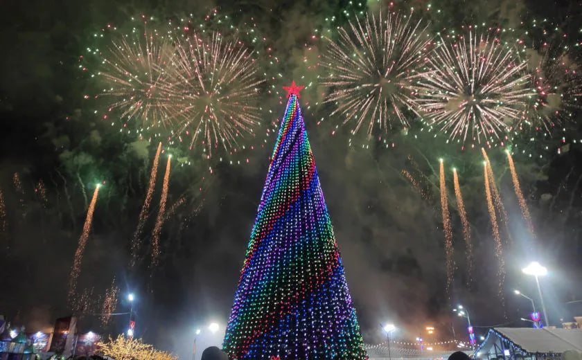 Штраф до 50 тысяч рублей грозит тулякам за запуск фейерверков Об этом РИА Новости сообщил первый зампред комитета Госдумы по строительству и ЖКХ Владимир Кошелев При несоблюдении правил пожарной безопасности штраф составит от 5 до 15 тысяч рублей Во время особого противопожарного режима сумма увеличивается до 10 20 тысяч Если из за пиротехники случился пожар или пострадали люди штраф достигнет 40 50 тысяч рублей За тяжелые последствия включая гибель людей уже ждет уголовка до пяти лет тюрьмы Депутат рекомендовал запускать фейерверки на специальных площадках Информацию о них можно найти на сайтах местных администраций При опасных случаях следует звонить в 112