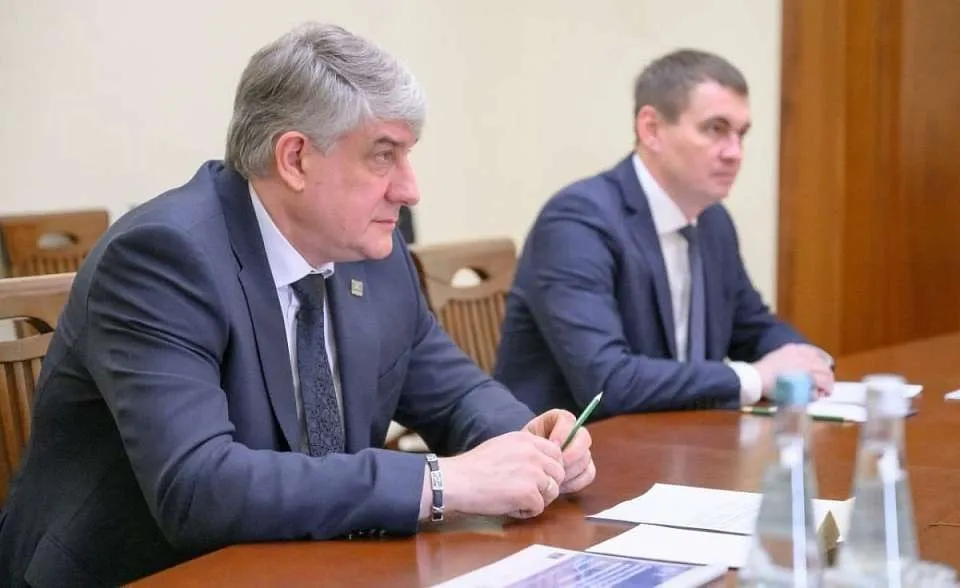 Врио главы Нововоронежа подозревают в получении взятки в крупном размере По данным следствия в 2024 году Юрий Черенков будучи в должности бывшего замглавы Павловского района получил взятку в 160 тысяч от представителя коммерческой организации за содействие в заключении муниципальных контрактов на строительный контроль и покровительство фирмы Сейчас Черенков задержан В ближайшее время ему изберут меру пресечения Большой воронежский Подписаться Не грузит Читай в Max