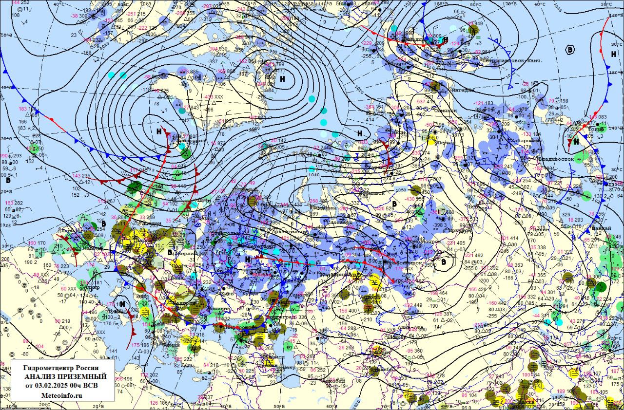 Огромный азиатский антициклон правит погодой в эти дни к востоку от Урала. Его западный отрог распространился на север европейской территории России  ЕТР , вернув сюда морозную погоду. Этой ночью на Кольском полуострове и в Архангельской области местами было до –28°С, в Коми – до –34°С.  В Средней полосе ЕТР погоду определяет неглубокий заполняющийся циклон. Связанные с ним атмосферные фронты протянулись далеко на восток и достигают юга Западной Сибири. И здесь не по сезону тепло. Но далее распространиться им не позволяет упомянутый азиатский антициклон. Под его куполом, в условиях малооблачной погоды, лютуют сибирские морозы. В Красноярском крае и в Иркутской области столбики термометров понижаются до –47...–40°С.  Но самые сильные морозы, как и положено, в Якутии, где минимумы температуры достигают –55°С.  Вернёмся на ЕТР, над южными районами которой 04.02.2025 сформируется небольшой циклон. Он возьмёт курс на север – в сторону Москвы, неся на своём пути осадки, местами сильные, преимущественно в виде снега. Но занимающий север ЕТР отрог антициклона не позволит этому циклону развиться и проделать путь далеко на север. В ночь на 05.02.2025 он приблизится к Москве, но умеренный снег возможен лишь по области. Поэтому перспективы установления нормального снежного покрова в столице пока ещё иллюзорны.  Далее циклон отступит на юго-запад и заполнится, а на большей части ЕТР произойдёт антициклоническое преобразование. Атмосферное давление повысится и будет очень высоким. При этом в облаках появятся просветы. Похолодает.   На изображениях: 1 – Приземный анализ за 00 СГВ  03 МСК  03.02.2025. 2 – Прогноз погоды для Москвы от Базельского университета  Швейцария  на период 03–09.02.2025.   #обзор