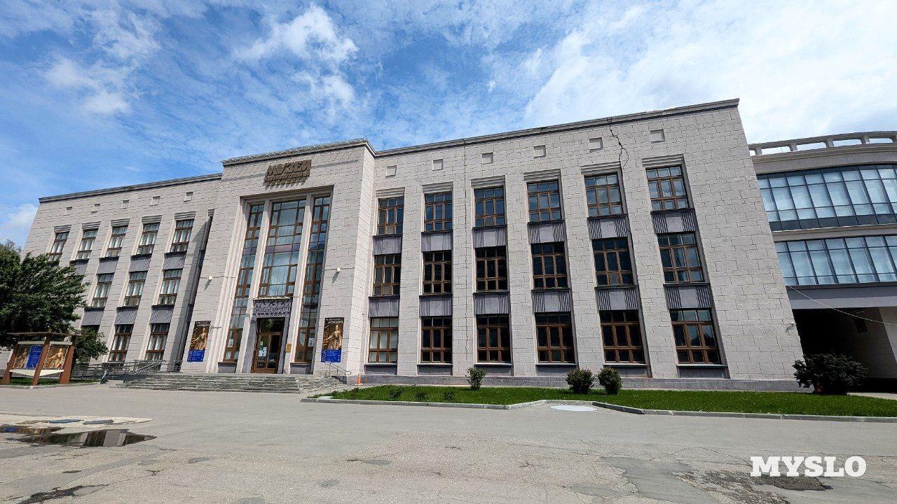 Фасад Тульского художественного музея треснул пополам Первые трещины в несущих наружных и внутренних стенах музея появились еще в 2021 году. Как сообщил минкульт, виной тому стал недобросовестный подрядчик, построивший фондохранилище вплотную к зданию музея и не обеспечивший безопасность работ. Ремонт музейного фасада планировали завершить к концу 2024 года. Летом 2024 года суд обязал ООО «Энерготеплострой-ХХI» выплатить ГУК ТО «Тульское музейное объединение» более 26 млн руб. в качестве возмещения ущерба. Сейчас состояние здания ухудшилось. С 25 июня и до 31 августа музей закрыт для посещения.