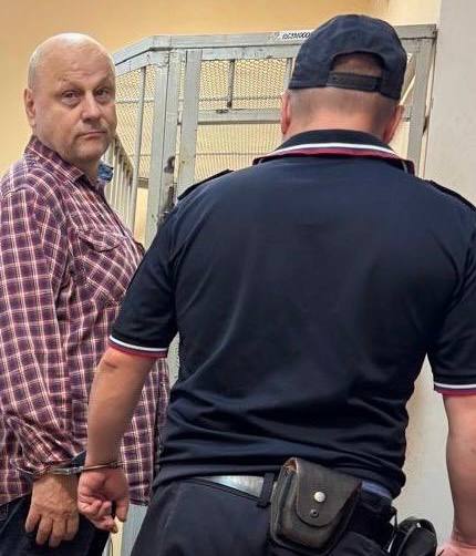 Дело о попытке хищения акций санветутильзавода расследовалось больше года под контролем прокуратуры Воронежа   Речь идет об уголовном деле о покушении на мошенничество. На прошлой неделе по нему был арестован бывший руководитель ветсанутильзавода «Гремяченский» Геннадий Долбня.   Как выяснилось во время судебного заседания, дело было возбуждено больше года назад – все это время у Долбни не было процессуального статуса. Теперь ему вменили попытку обманом завладеть 75% акций предприятия на 14 млн рублей благодаря фиктивному договору купли-продажи. Вторая фигурантка дела – миноритарный акционер завода и сожительница Долбни Ирина Реункова. Ее следователи решили не арестовывать.    Акционеры предприятия, признанные потерпевшими по делу, неоднократно обращались в прокуратуру Воронежской области с жалобами на прокуратуру Воронежа, которая, по их мнению, не осуществляет должным образом надзор за уголовным делом, а лишь намерено затягивает ход расследования данного уголовного дела. Только после того, как дело было передано на областной уровень, и надзор за делом взяла областная прокуратура, расследование сдвинулось с места.   По нашим данным, бывший прокурор Воронежа, а ныне глава Острогожской межрайонной прокуратуры, Андрей Новиков состоит в неких отношениях с Геннадием Долбней. Поэтому он мог через своего бывшего подчиненного, а ныне заместителя прокурора Воронежа Игоря Бредихина, «особенно» контролировать процесс расследования.   Напомним, что помимо покушения на мошенничество Долбне вменяют поджог автомобиля акционера предприятия. Также долгое время расследуются дела о подлоге документов и попытке вывода имущества компании.   Подписывайся на «Площадь»