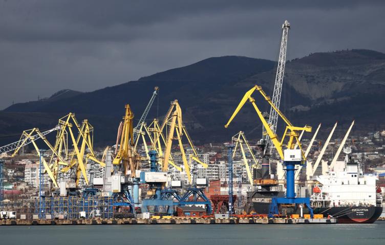 Товарооборот между КНР и РФ за полгода снизился на 9% Китайско-российский товарооборот в январе-июне 2025 года составил $106,48 млрд, сократившись на 9,1% в годовом исчислении. Об этом сообщило Главное таможенное управление КНР. За полгода поставки продукции из Китая в РФ уменьшились на 8,4%, до $47,16 млрд. Импорт из России в КНР снизился на 9,6%, до $59,32 млрд. Объем торговли Китая и России в июне составил $17,6 млрд. Это примерно столько же, что и в мае. Китайский экспорт в месячном исчислении вырос на 2,2%, до $8,28 млрд, импорт российских товаров уменьшился на 2,9% и составил $9,32 млрд. Новости Китая ЭКД