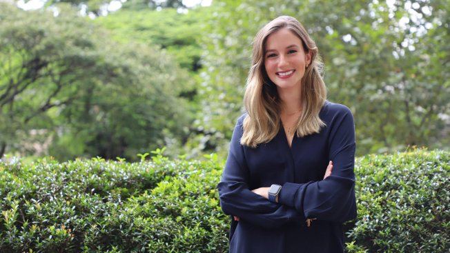 29 летняя Луана Лопес Лара cоосновательница компании Kalshi стала самой молодой в мире женщиной миллиардером самостоятельно заработавшей свое состояние Она опередила 31 летнюю соосновательницу Scale AI Люси Го Kalshi