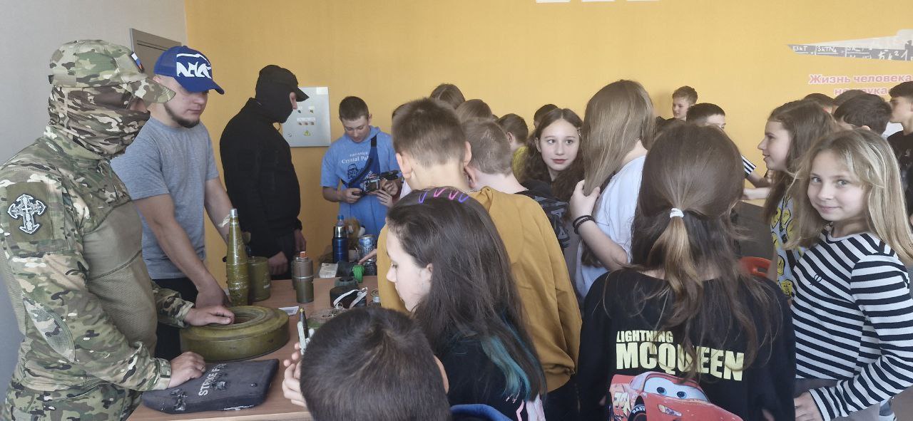 Северодонецкое местное отделение партии "ЕДИНАЯ РОССИЯ" продолжает проводить уроки по безопасному поведению с взрывоопасными предметами В рамках инициативы местного партийного отделения прошел очередной урок, посвященный взрывоопасным предметам и технике безопасности. Специалисты группы разминирования провели занятие для учащихся 5-7 классов Северодонецкой средней школы №17. Ребята узнали о существующих взрывоопасных предметах и правильных действиях при их обнаружении. Учащимся была представлена материальная база, включая различные типы снарядов, самодельные взрывные устройства-ловушки и новые виды мин, замаскированные под грибы, которые могут встречаться в лесах. Это позволило детям наглядно ознакомиться с потенциальными опасностями, с которыми они могут столкнуться в период летних каникул. Всего при содействии Северодонецкого местного отделения партии "ЕДИНАЯ РОССИЯ" уже проведено более десяти подобных уроков для детей и молодежи городского округа. Впереди каникулы и полученные знания точно пригодятся ребятам. Подобные уроки мы будем проводить и далее, чтобы максимально обезопасить детей, - отметила заместитель Секретаря Северодонецкого местного отделения партии "ЕДИНАЯ РОССИЯ" Яна Сылкина. Такие уроки являются важными для повышения уровня безопасности и предотвращения несчастных случаев среди детей и молодежи. #ЕдинаяРоссия #ЕР81 #Северодонецк #БезопасноеПоведение