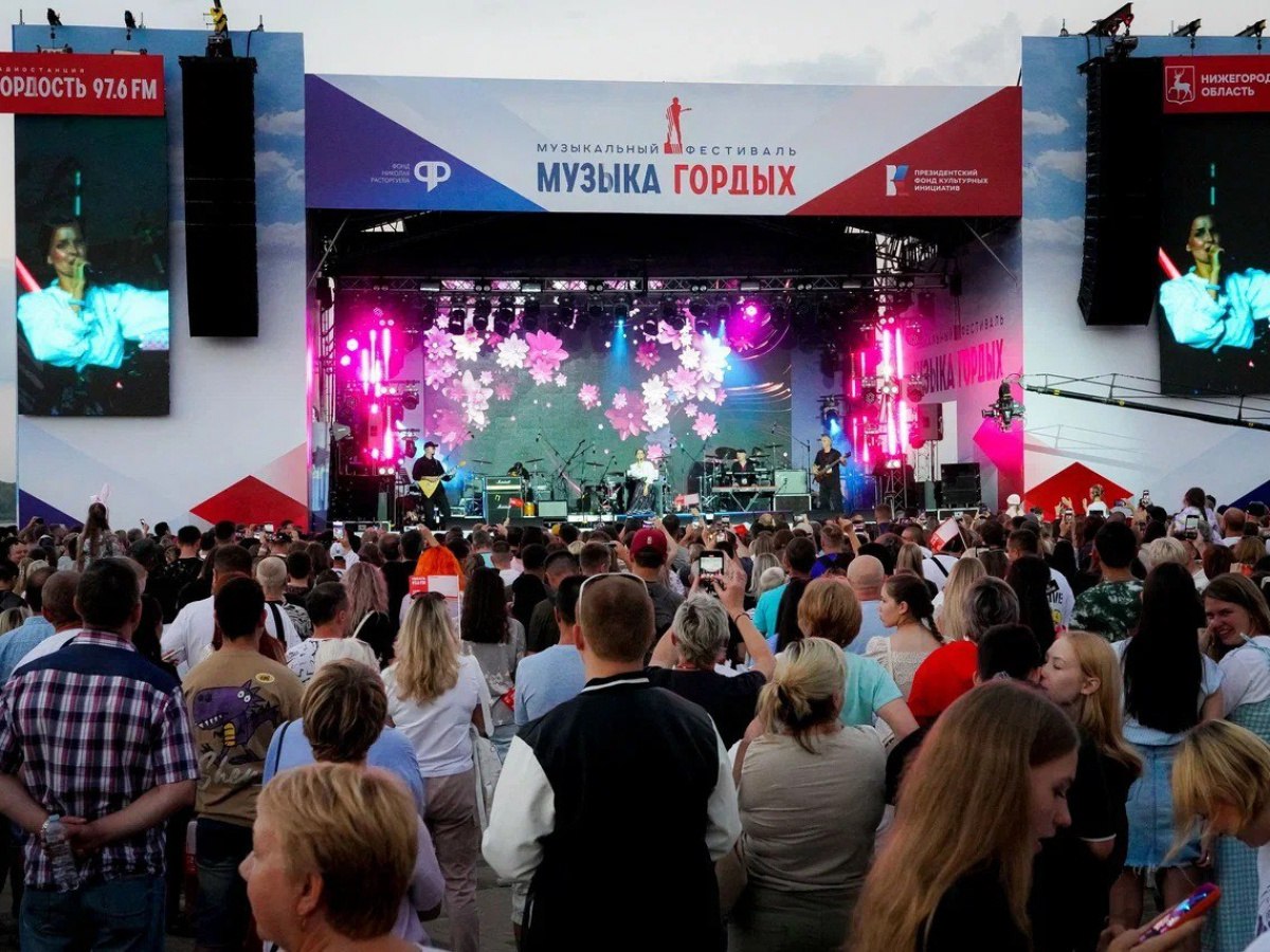 Патриотические песни объединяют сердца! Организаторы конкурса «Музыка Гордых» объявили топ-100 участников национального конкурса патриотической песни «Музыка Гордых» 2025. Среди талантливых исполнителей оказались участники из 32 российских регионов. От Калужской области в число полуфиналистов вошла Ирина Музалёва — фолк-певица и педагог по вокалу. Она поделилась своими впечатлениями: «Для меня важно, чтобы наш народ пел и слушал песни о России. Чтобы пропитывался национальной идеей. Мы должны знать в какой стране мы живём, какие ценности проповедуем. Обо всём этом поётся в патриотических песнях». Авторитетное жюри, возглавляемое народным артистом РФ Николаем Расторгуевым, определит финалистов. Победители будут представлены широкой аудитории на федеральном радио и выступят на фестивале «Музыка Гордых», который состоится 31 августа в Нижнем Новгороде.