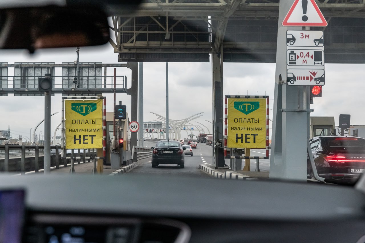 В Петербурге установят штрафы за неоплаченный проезд по платным дорогам  Размер штрафа составит 3 тыс. рублей для физических лиц и 30 тыс. рублей — для юридических лиц  Региональные власти получили право устанавливать подобные штрафы с 1 сентября 2024 года.  Тем временем максимальная стоимость проезда по платным дорогам в Петербурге может вырасти со следующего года. Согласно информации на сайте городской администрации, максимальную плату для двухосных машин с высотой над передней осью не более 1,3 метра могут установить из расчёта 21 рубль за километр.