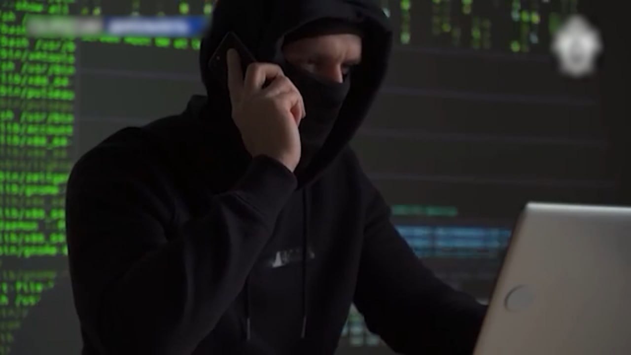 Народный фронт направил Путину и генпрокурору Краснову доклад о борьбе с кибермошенничеством. ТАСС выделил основные тезисы: Мошенники чаще всего звонят россиянам по телефону, пишут в WhatsApp и Telegram; За помощью не обращаются в среднем 3 из 4 пострадавших; Самые частные схемы обмана — звонки под видом «банка», «спецслужб», «сотового оператора»; 80% мошеннических звонков проходят через «серые» SIM-карты; Предлагается ввести механизм самозапрета на сделки с недвижимостью, чтобы лучше защитить россиян от мошенников.