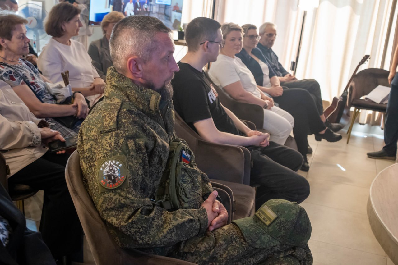 Сегодня в медиацентре «Культура Петербурга» открылась выставка «Герои нашего времени». Экспозиция представляет собой серию графических портретов, на которых запечатлены участники специальной военной операции, оказавшиеся в госпиталях Петербурга, медицинский персонал, родные и близкие бойцов. Работы сделаны художниками-волонтерами. Хотя точнее было бы сказать - волонтерами-художниками, поскольку, в данном случае, основная идея проекта - психологическая реабилитация раненых воинов при помощи вовлечения их в художественный процесс. Смотрим репортаж.