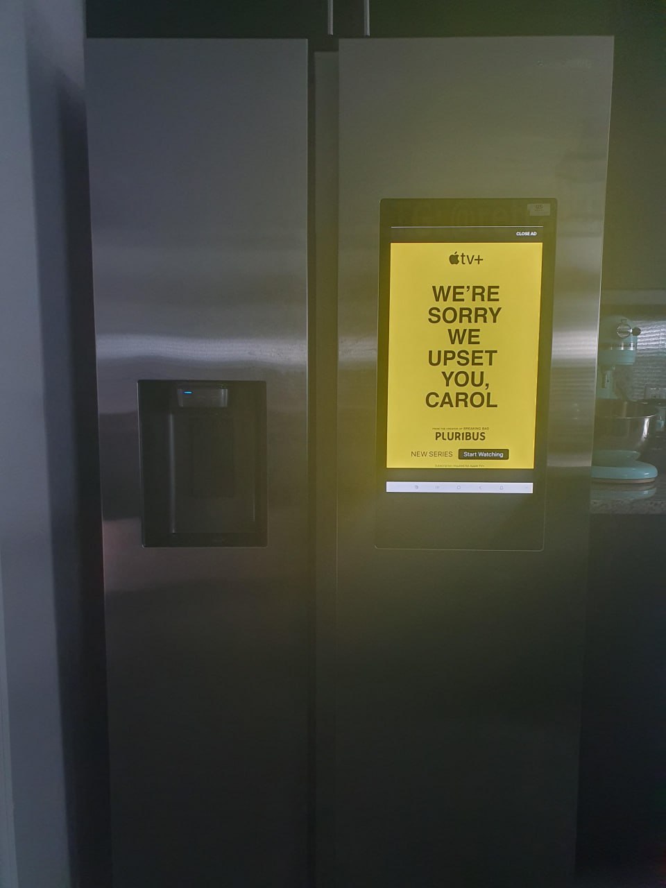 Реклама в умных холодильниках Samsung довела женщину до психбольницы Парень на Reddit рассказал что его премиум холодильник за 5000 начал крутить рекламу сериала Из многих с фразой Мы сожалеем что расстроили тебя Кэрол Только вот Кэрол звали и его сожительницу которая страдала шизофренией она увидела надпись и решила что с ней общается холодильник Случился первый за два года нервный срыв женщине пришлось провести в терапии несколько дней