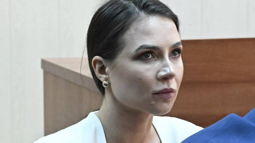 Блогер Валерия Чекалина задолжала налоговой 28 миллионов рублей У блогера Лерчек настоящее имя – Валерия Чекалина. появился новый долг перед ФНС России. Его размер составляет 28 миллионов рублей, сообщает SHOT. В разговоре с RT адвокат Валерии и Артема Чекалиных Константин Третьяков заявил, что не знает о новом долге. «Периодически всплывают какие-то суммы – пени, штрафы и прочее за отчетные периоды. Если должны, все заплатим», – сказал адвокат. Лерчек находится под домашним арестом на протяжении восьми месяцев и проводит время в своём подмосковном коттедже с двумя сыновьями и дочерью. Подписывайтесь