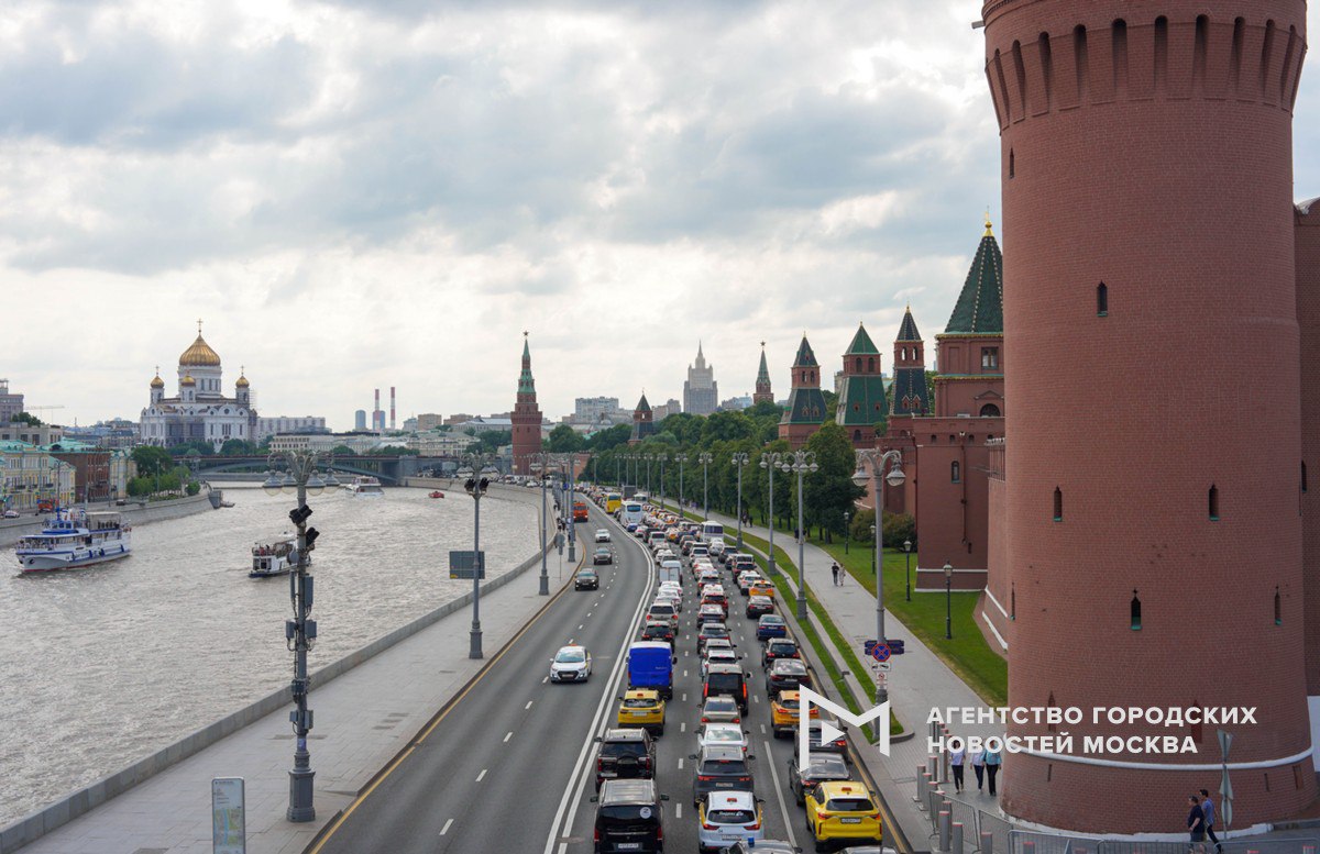 Суточный рекорд низкого атмосферного давления обновлен в Москве. На ВДНХ барометры показали 728,3 мм ртутного столба –на 0,1 мм ниже рекорда 45-летней давности. Как отметил синоптик Михаил Леус, показания барометров продолжают падать. В норму давление вернется только к началу выходных. «Москва»