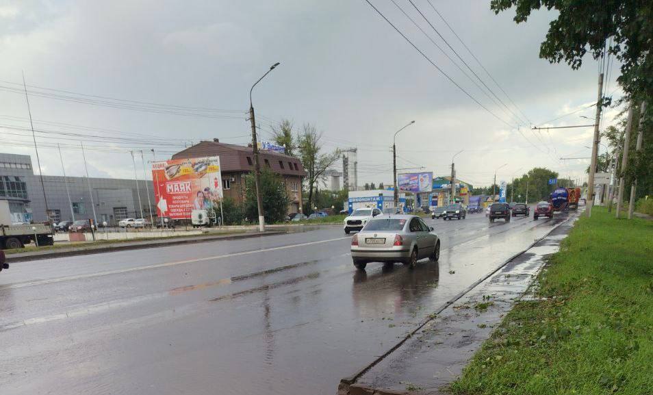 Сегодня Курск накрыл циклон. Буквально за час были повалены деревья, подтоплены несколько улиц, нарушено электроснабжение. По уточненным данным управления по делам ГО и ЧС, в Курске упали 22 дерева на улицах Магистральная, Строительная, 3-я Воронежская, Обоянская, Чапаева, Энергетиков и др. Сильный ветер сорвал крыши на улице Агрегатная и 2-м Весеннем проезде. Произошел обрыв проводов на улицах Малых, 1-я Агрегатная и переулке Васильковом. В настоящее время аварийные бригады работают над полным восстановлением электроснабжения в городе! Осталось закончить работы на двух улицах. Вместе с врио губернатора Александром Хинштейном держим ситуацию на контроле. Подписывайтесь: