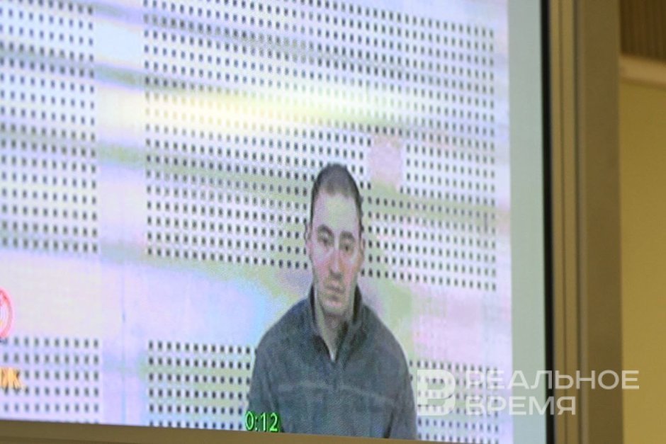 Я этого не хотел велокиллер признал вину в покушении на Шевыреву в суде Татарстана Апелляционная инстанция оставила обвиняемого сотрудника МЧС в СИЗО Сегодня Верховный суд Татарстана признал законным и обоснованным заочный арест Рафиса Султанова обвиняемого в нападении на Ирину Шевыреву в Казани В перерыве заседания арестованный подтвердил Реальному времени свою вину в этом преступлении При этом Рафис Султанов опроверг ранее распространенную информацию о том что получил за совершенное какие либо средства в качестве аванса и командировочных чтобы покинул Россию сразу после нападения На вопрос журналиста Реального времени что же тогда им двигало он сказал следующее Трудно объяснить Я этого не хотел Сожалею Подпишитесь на Реальное время в МАХ Telegram Дзен