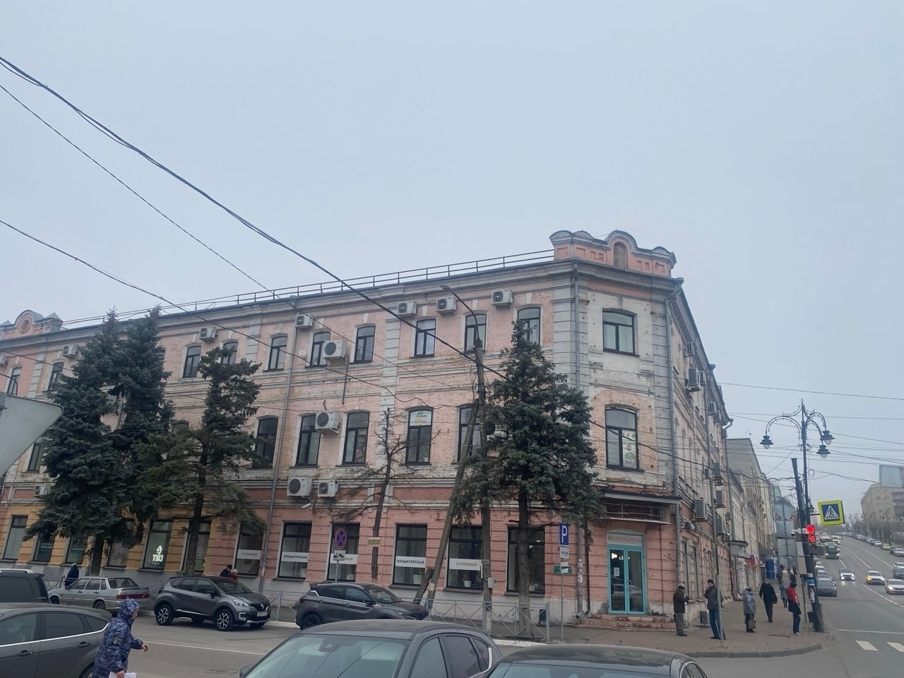 В Курске владельца исторического Доходного дома на Сосновской обязали срочно заняться ремонтом В Курске потребовали провести срочный ремонт исторического здания регионального значения Доходный дом на улице Сосновская 1 3 где сейчас работает торговый центр Сосновский Дом второй половины XIX века находится в неудовлетворительном состоянии особенно сильно повреждён фасад С 20 по 27 ноября 2025 года объект проверили сотрудники Управления по госохране объектов культурного наследия Курской области По итогам контрольных мероприятий владельцу выдали предписание устранить нарушения до конца 2026 года Работы должны вестись с соблюдением требований к охране памятников и под надзором профильных ведомств В управлении напомнили что в 2032 году Курск отметит 1000 летие и к этой дате город должен подойти с ухоженными историческими зданиями Неисполнение предписаний и требований закона может обернуться для собственника административной ответственностью а при угрозе утраты объекта культурного наследия даже принудительным изъятием здания Владельцам рекомендовано как можно быстрее приступить к реставрации Доходного дома чтобы сохранить его архитектурный облик и историческую ценность для курян Курская Telega Прислать новость