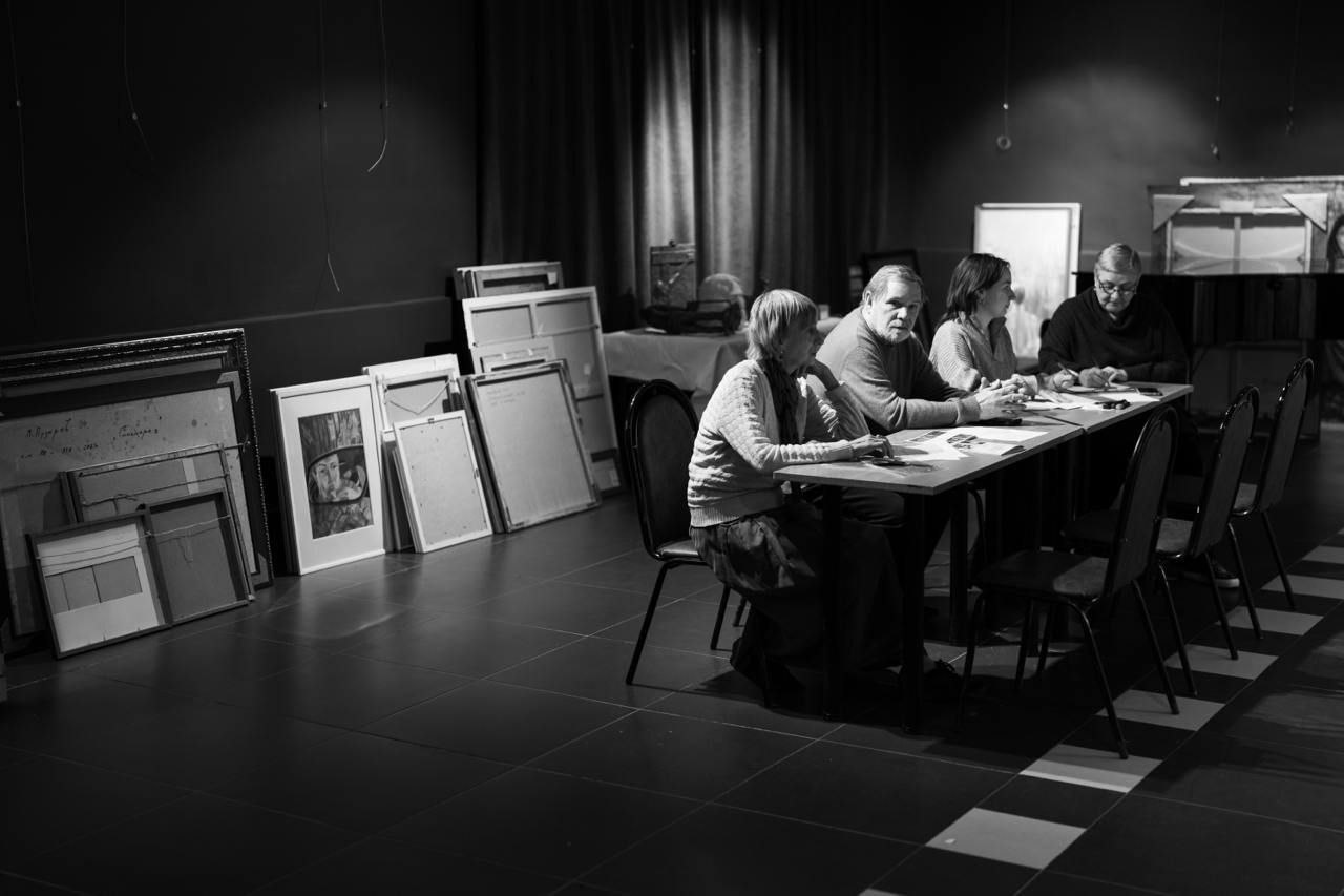 Три дня до знакового события осени Последний день октября ознаменуется знаковым событием для культурной жизни Сергиева Посада открытием юбилейной тридцатой по счёту выставки конкурса Осенний салон Живопись Графика Скульптура В этом году на участие в конкурсе подали заявки 68 художников настоящих мастеров своего дела работающих в различных жанрах живописи графики и скульптуры Сергиево Посадские творцы представили на суд зрителей и жюри более 130 работ созданных за последние три года На протяжении трёх десятилетий выставка конкурс Осенний салон выполняет важную культурную миссию став неотъемлемой частью художественной жизни Сергиева Посада Это всегда живой диалог между художником и зрителем возможность увидеть как меняется и развивается местное художественное сообщество какие темы волнуют авторов какие техники они осваивают Торжественное открытие тридцатого Осеннего салона состоится 31 октября в 15 00 в Главном корпусе Сергиево Посадского музея пр Красной Армии 144 12 Фото пресс служба музея