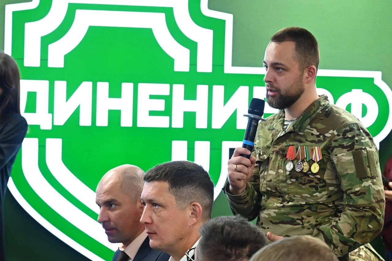 В Челябинске появился центр для депутатов ветеранов СВО Учреждение станет постоянной площадкой личного и профессионального роста участников спецоперации В областном центре Южного Урала накануне состоялось открытие первого в России методического центра общественно политических компетенций для депутатов ветеранов специальной военной операции В мероприятии приняли участие секретарь Генсовета Единой России Владимир Якушев и губернатор Челябинской области Алексей Текслер Глава региона отметил значимость новой площадки Рад что у нас в регионе создан такой фонд на площадке которого объединяются члены специальной военной операции избранные депутатами всех уровней В рамках своего выступления Алексей Текслер подчеркнул что проект стал пилотным для всей страны что безусловно вызывает гордость за Южный Урал который стал стартовой площадкой В свою очередь Владимир Якушев обращаясь к присутствующим акцентировал внимание на практических направлениях центра Наша задача дать все необходимые компетенции чтобы вы умели слышать людей договариваться с ними принимать правильные управленческие решения Для этого нужны знания навыки и адаптация к гражданским условиям сказал Якушев По словам Текслера в ходе последней избирательной кампании в законодательное собрание региона были избраны 6 участников СВО а в муниципальные органы власти 56 человек Центр станет площадкой для их профессионального роста где они смогут получать знания о законотворчестве современных коммуникациях и работе с избирателями В рамках мероприятия Якушев и Текслер вручили партийные билеты новым членам Единой России poolN74 eugenejut