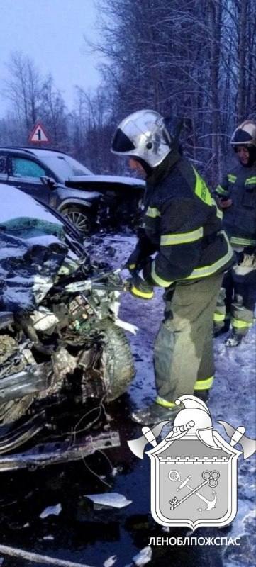 Смертельное ДТП на 184 ом километре трассы Кола В результате лобового столкновения погибли водитель и пассажир Киа Серато 8 летний ребёнок находившийся на заднем ряду госпитализирован Водитель Мерседеса от госпитализации отказался Наши новости в Телеграм VК ОK MAX