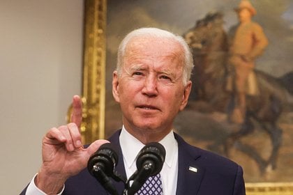 В США начали расследование помилования Байденом членов семьи и заключенных Министерство юстиции Соединенных Штатов получило указание провести расследование в связи с решением бывшего американского лидера Джо Байдена в последние дни нахождения в должности помиловать членов своей семьи и заключенных. Об этом пишет Reuters. По данным прокурора ведомства по помилованиям Эда Мартина, расследование должно будет проверить компетентность экс-главы Белого дома, а также установить, могли ли другие лица втайне от него подписать акты о помиловании при помощи дублирующего подпись президента автопера. Авторы статьи отметили, что расследование затронет помилование членов семьи бывшего президента США, а также 37 заключенных, которым мера наказания в виде смертной казни была заменена на пожизненное заключение. Ранее сообщалось, что в США установили личности сотрудников Белого дома, подписывавших при помощи автопера документы от имени Байдена.