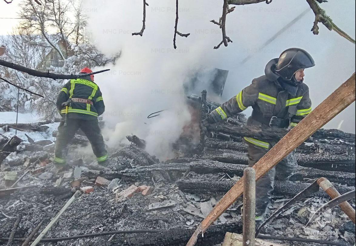 На пепелище сгоревшего дома обнаружен труп Ранним утром 25 января вспыхнул один из жилых домов в деревне Хомяково Тарусского округа На месте пожара спасатели нашли тело 54 летнего мужчины Как сообщают в Следственном управлении СКР по Калужской области правоохранители уже осмотрели место трагедии опросили родных погибшего и назначили проведение экспертиз Согласно предварительным выводам возгорание произошло из за нарушения правил безопасности при использовании печи Днем ранее супружеская пара погибла во время пожара в Боровском округе