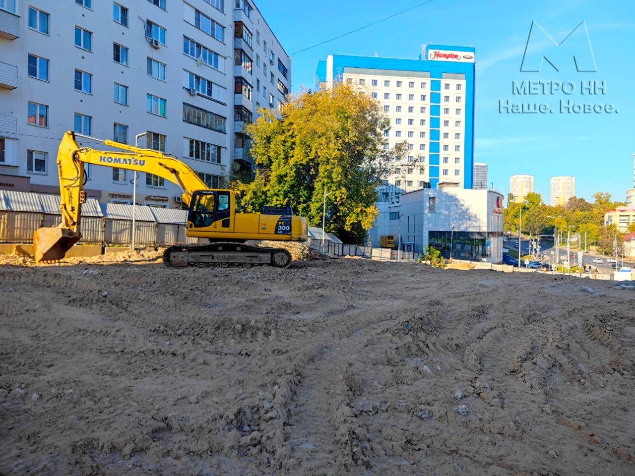 Метростроевцы уже прокладывают второй тоннель от Сенной щит Владимир достиг венткамеры на улице Белинского раньше срока На стройплощадке у ТЦ Счастье сделали инженерные коммуникации установили ограждение из буросекущих свай подготовили планировку участка После проходки щита здесь начнут разработку грунта котлована и устройство венткамеры Завершить строительство второго тоннеля планируется до конца 2025 года Метро НН ПРАВДА в вашей ленте и в MAX