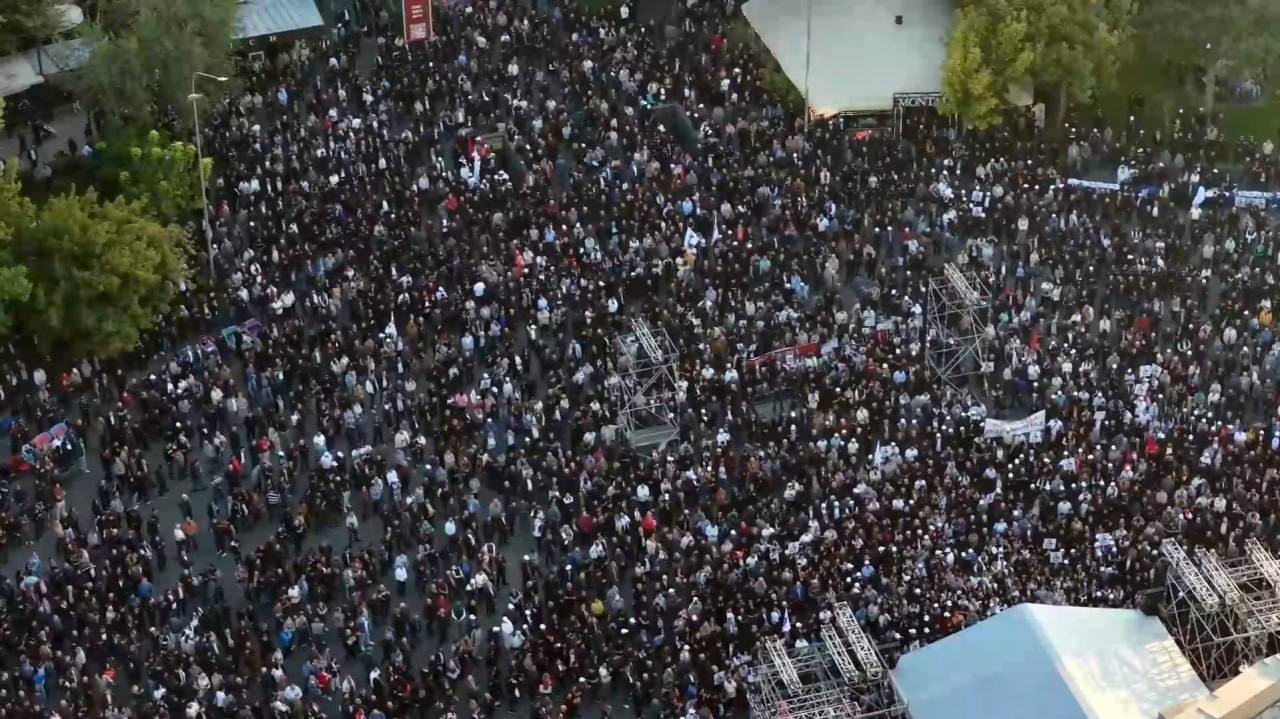 Граждане продолжают прибывать на митинг движения По нашему В данный момент на площади Свободы проходит митинг народного движения По нашему На месте наблюдается высокая активность граждане продолжают прибывать из разных районов столицы По оценкам СМИ на площади присутствует более 25 000 человек и поток людей не прекращается alphanewsam Подписка на Alpha News ВК Дзен Сайт TikTok Facebook Instagram YouTube X twitter