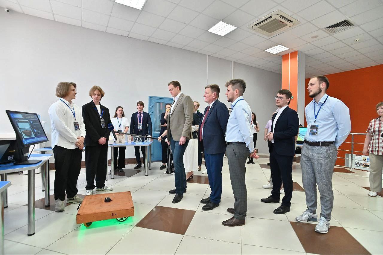 Накануне Дня защиты детей встретился с юными изобретателями в детском технопарке «Кванториум «Дружба» Наши талантливые ребята показали проекты в робототехнике, сельском хозяйстве, образовании и других сферах. Все они — призёры престижных конкурсов. У некоторых уже есть договорённости о практическом применении проектов с компаниями и учреждениями. Владимир Варнацкий и Фёдор Ионов из IT-куба разработали мобильное приложение, которое распознаёт язык жестов и преобразует его в текст. Иван Протасов из школы № 72 создал воздушный винт для кордовых моделей самолётов. Анна Косорукова из Рыбновской школы № 3 придумала новую технологию производства грибного мицелия. И таких примеров много: боксы для выращивания рассады, детектор движения, робот-транспортировщик и многое другое. Все ребята и их наставники — большие молодцы. Здорово, что есть такой интерес к инженерно-естественному направлению. Посоветовал несколько идей, в том числе предложил подумать над разработкой роботов для очистки водоёмов. Уверен, сможем найти им применение. Обязательно продолжим поддерживать ребят и открывать новые центры дополнительного образования. Каждый ребёнок должен иметь возможность попробовать себя в разных сферах. Понять, что ему интересно, и раскрыть свои таланты.