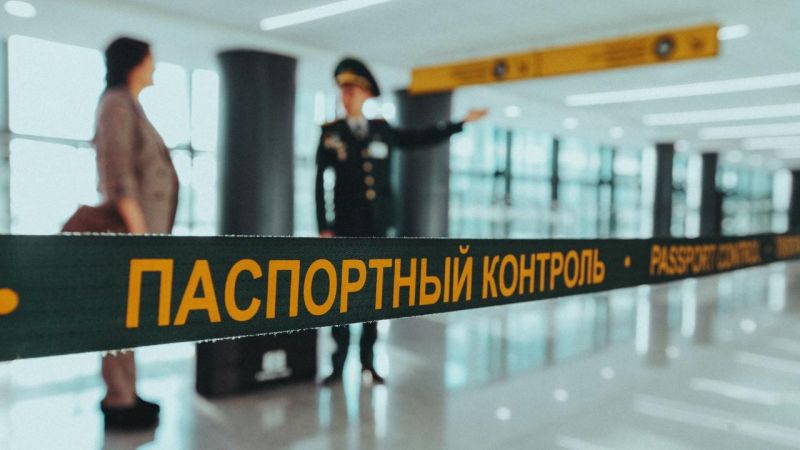 На Камчатке иностранку оштрафовали за незаконное пересечение Госграницы РФ Петропавловск Камчатский городской суд вынес обвинительный приговор ранее выдворенной за пределы РФ иностранке которая незаконно проникла в Россию сообщили агентству КАМЧАТКА ИНФОРМ в суде Фигурантка 64 летняя гражданка Кыргызстана По ч 2 ст 322 УК РФ незаконное пересечение границы Российской Федерации женщина оштрафована на 40 тыс рублей После вступления приговора в законную силу осуждённая будет выдворена за пределы РФ Въезд в нашу страну будет ей запрещён В суде рассказали что иностранка незаконно находилась в России в течение нескольких лет Ранее постановлением Петропавловск Камчатского городского суда ей был запрещён въезд на территорию РФ Но на своей родине в Кыргызстане женщина дважды меняла установочные данные получала новый национальный паспорт и незаконно пересекала Госграницу России в воздушном пункте пропуска Шереметьево Д Подсудимая полностью признала свою вину КАМЧАТКА ИНФОРМ новости Камчатки в Telegram Фоторепортажи и эксклюзивные материалы на kamchatinfo com НАПИСАТЬ НАМ