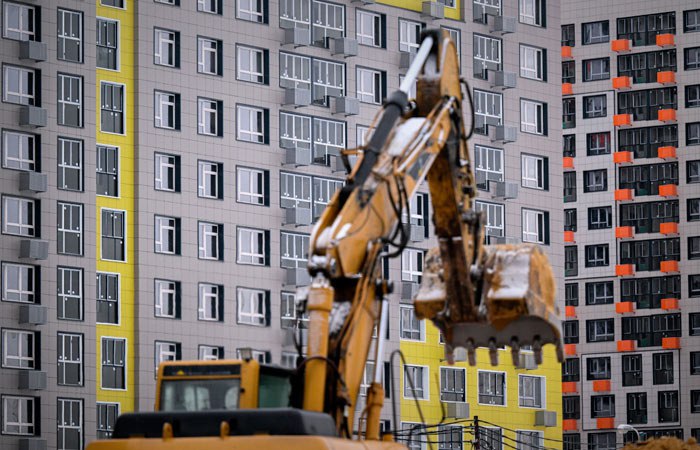 Ввод жилья в России по итогам 2025 года составит не менее 105 млн кв м но в будущем ситуация видится более тревожной заявил вице премьер Марат Хуснуллин В прошлом году мы ввели 107 млн кв м в этом году видим не менее 105 млн То есть мы этот год еще на старых заделах проедем сказал он Дальнейшую ситуацию с вводом жилья зампред правительства назвал более тревожной Потому что разрешений на строительство новых выдано на 22 меньше И плюс те которые выданы примерно 25 выданных решений на строительство не реализуется Конечно если мы сейчас не предпримем какие то серьезные меры по поддержке рынка недвижимости он точно будет стагнировать добавил Хуснуллин Он подчеркнул что основным инвестором жилья в стране по прежнему является население Население инвестирует 16 трлн рублей в среднем ежегодно И конечно мы как правительство как представители власти должны создать условия надежности вложения населения и условия для того чтобы вот этот позитивный тренд который у нас есть по вводу жилья по обновлению целого жилищного фонда чтобы он у нас продолжался заключил вице премьер Фото Рамиль Ситдиков РИА Новости interfaxonline