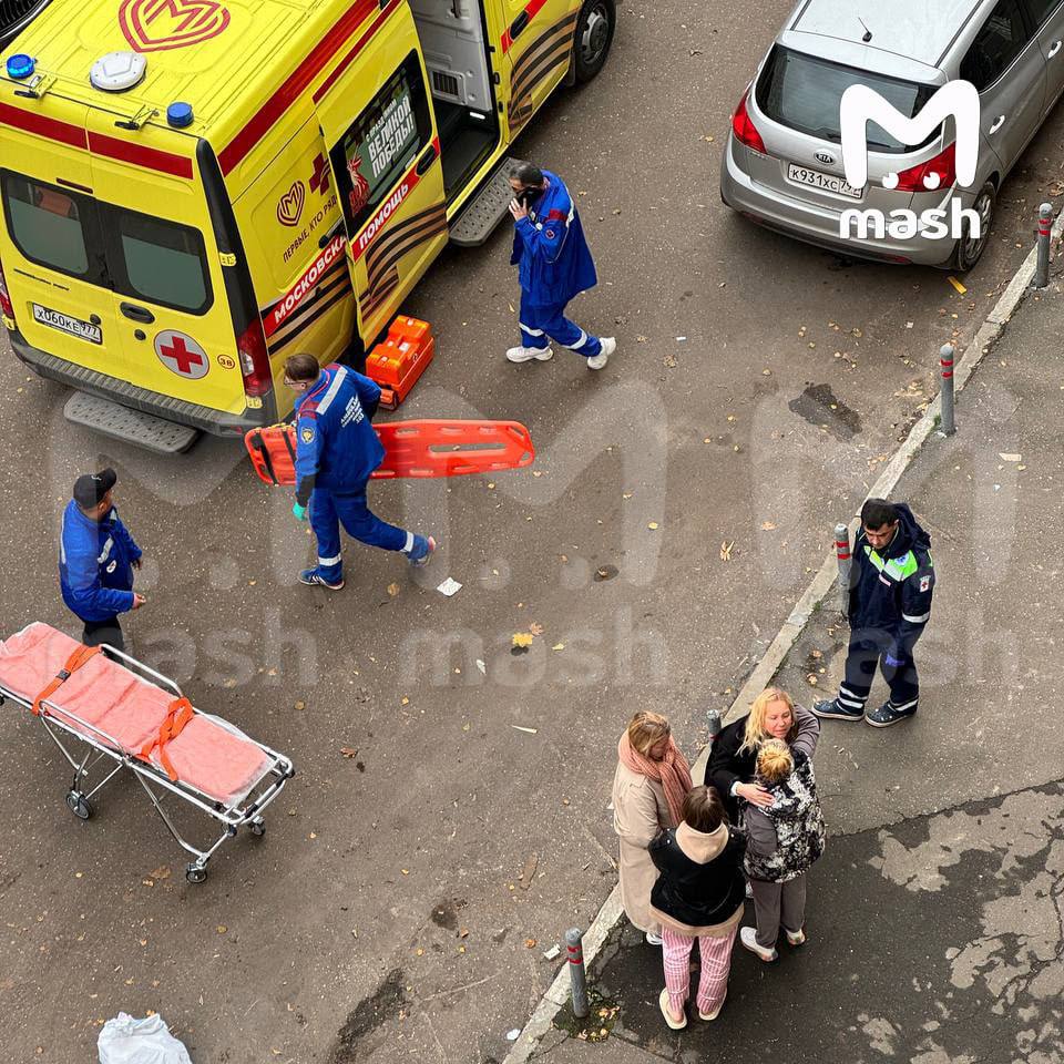 Лифт сорвался с 12 этажа в многоэтажке на улице Обручева По данным Mash внутри находилась девушка Ее достали и госпитализировали с травмами   Москва сейчас Подписаться Прислать новости